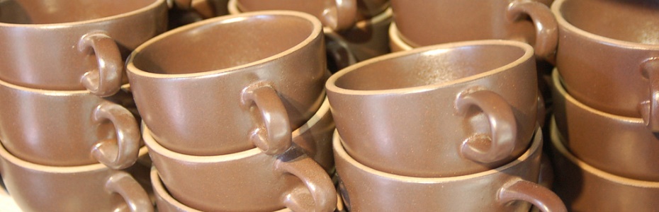 Coffee cups (brown).